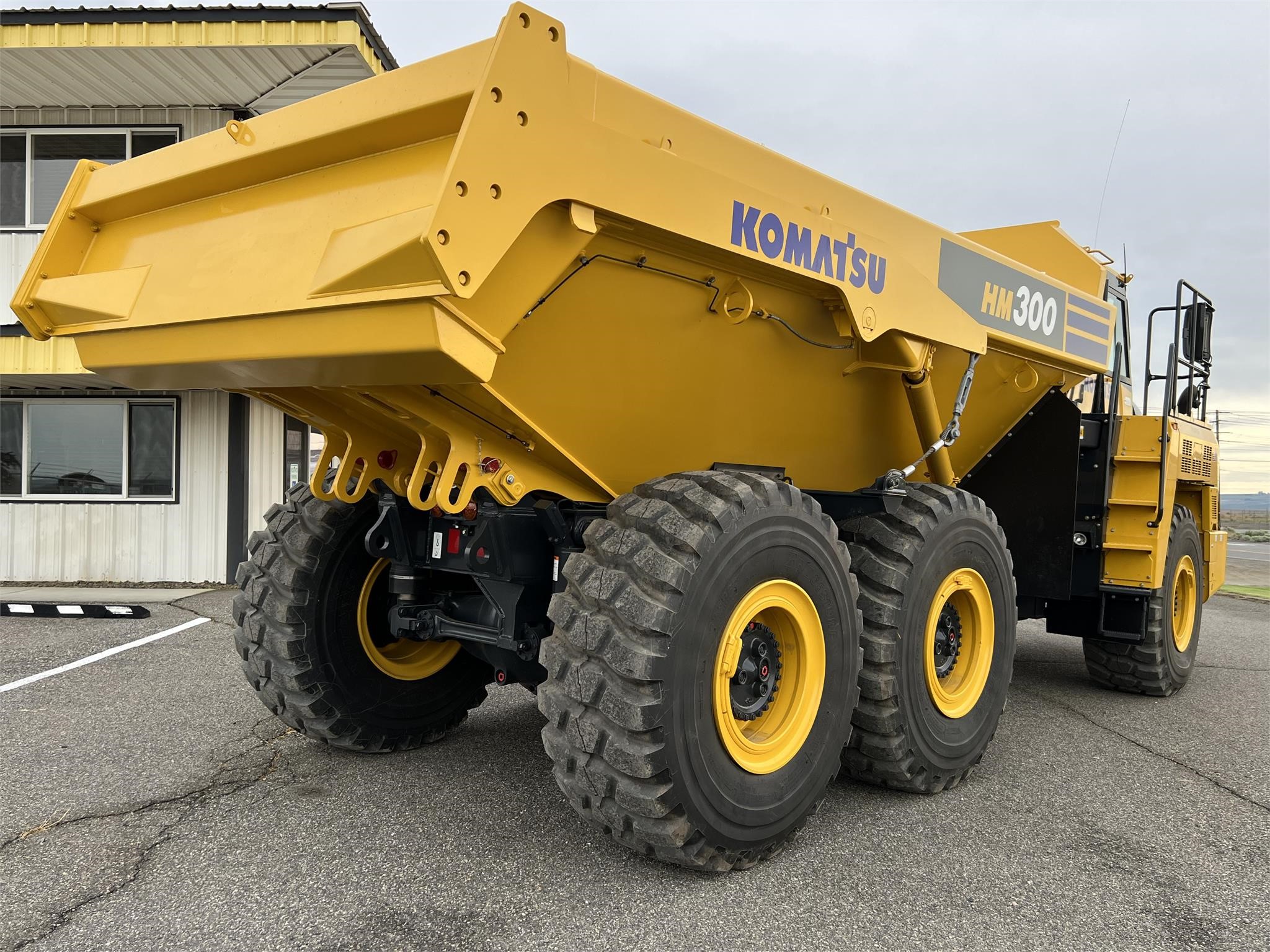 2022 KOMATSU HM300-5 - image 3 of 6