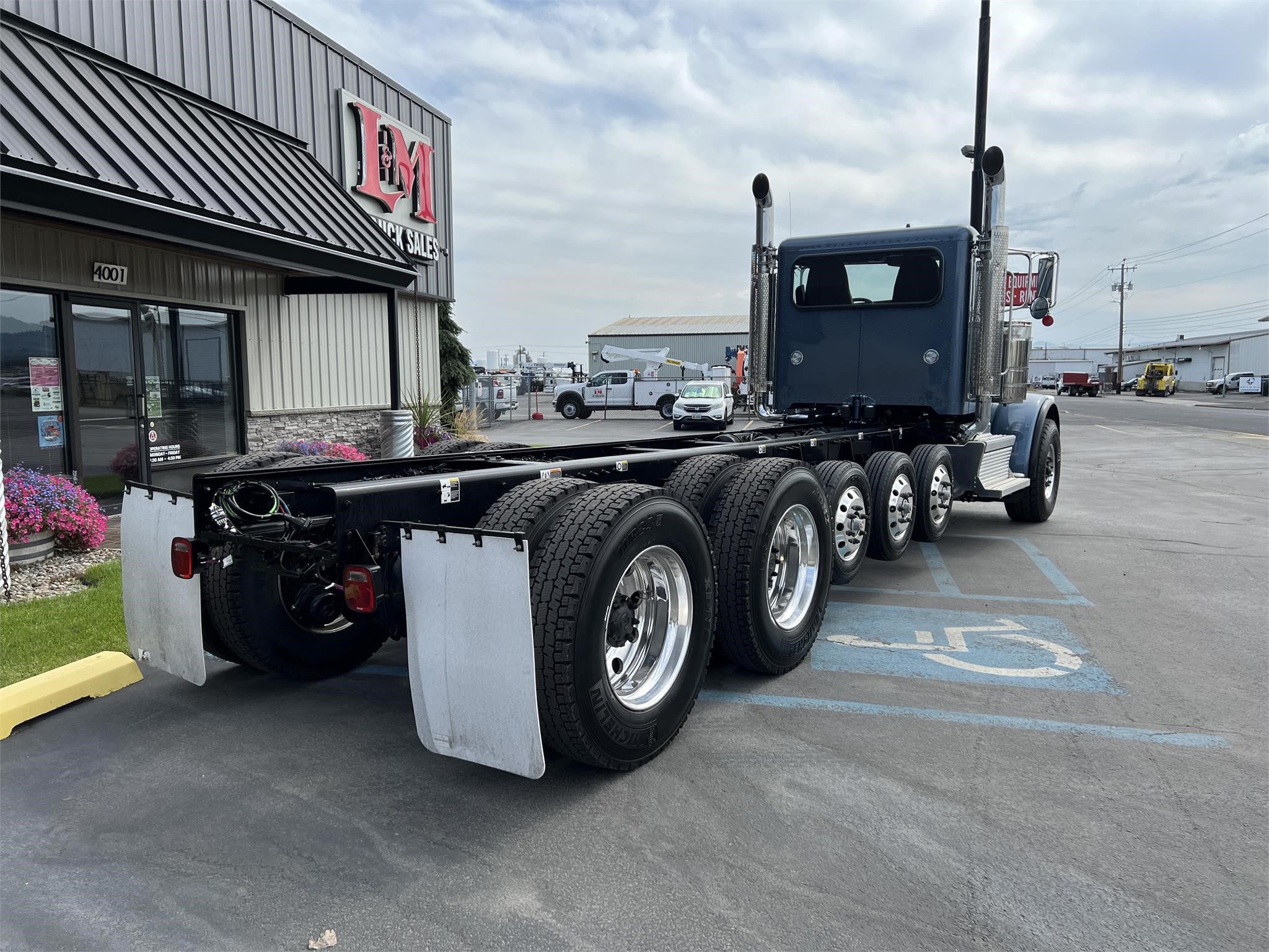 2024 PETERBILT 389 - image 3 of 6