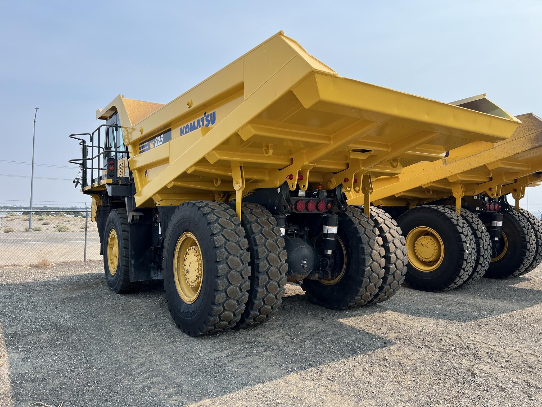 2020 KOMATSU HD325-8 - image 4 of 6