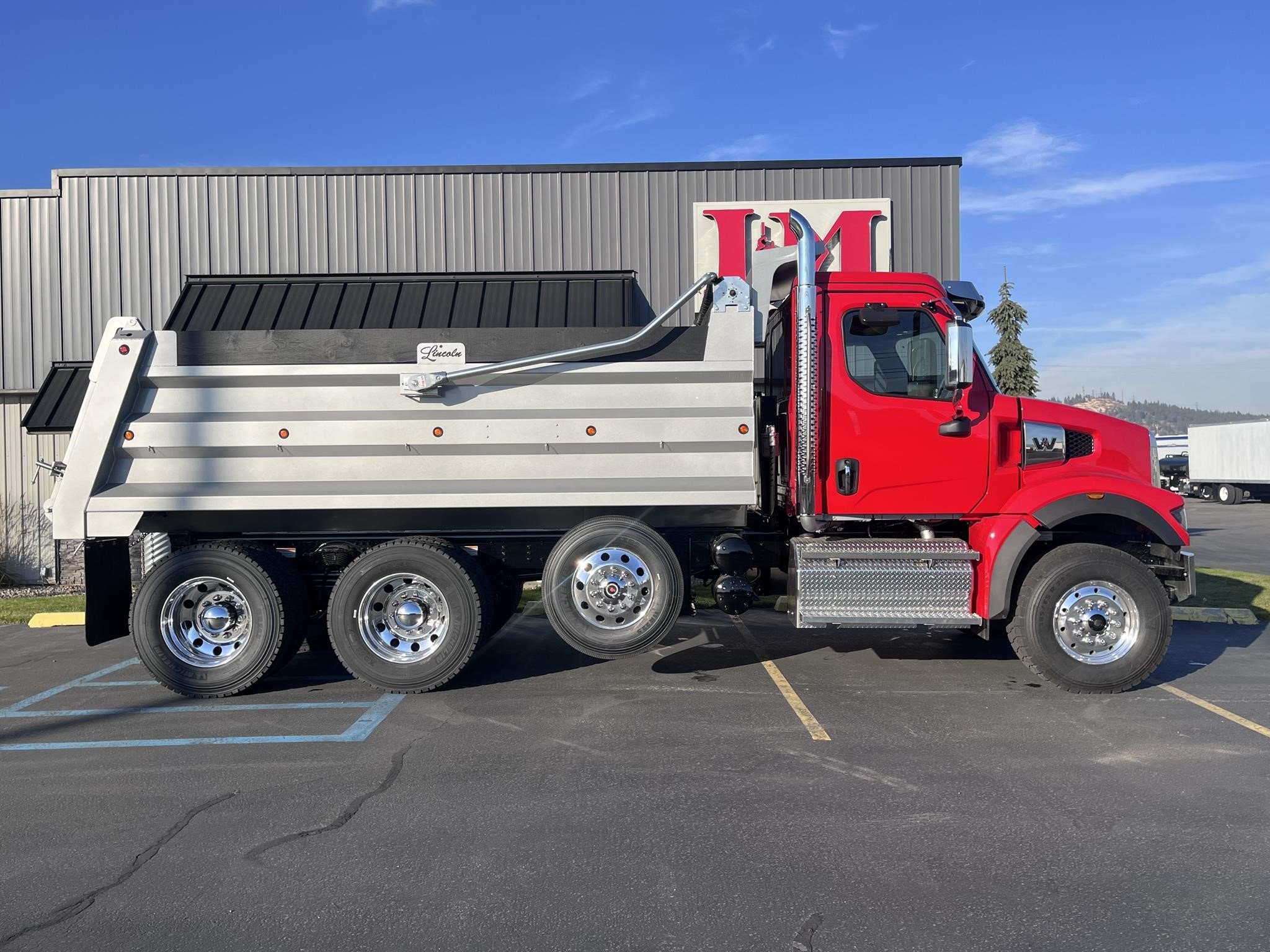 2025 WESTERN STAR 47X - image 2 of 6